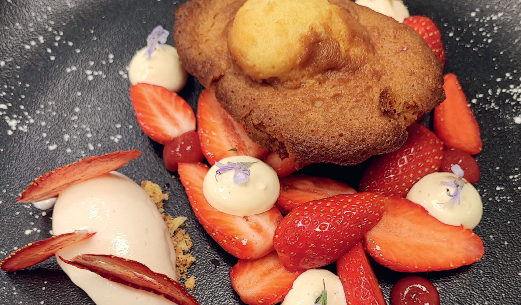 Salade de fraises, madeleine miel et thym, gourmandise de chèvre frais